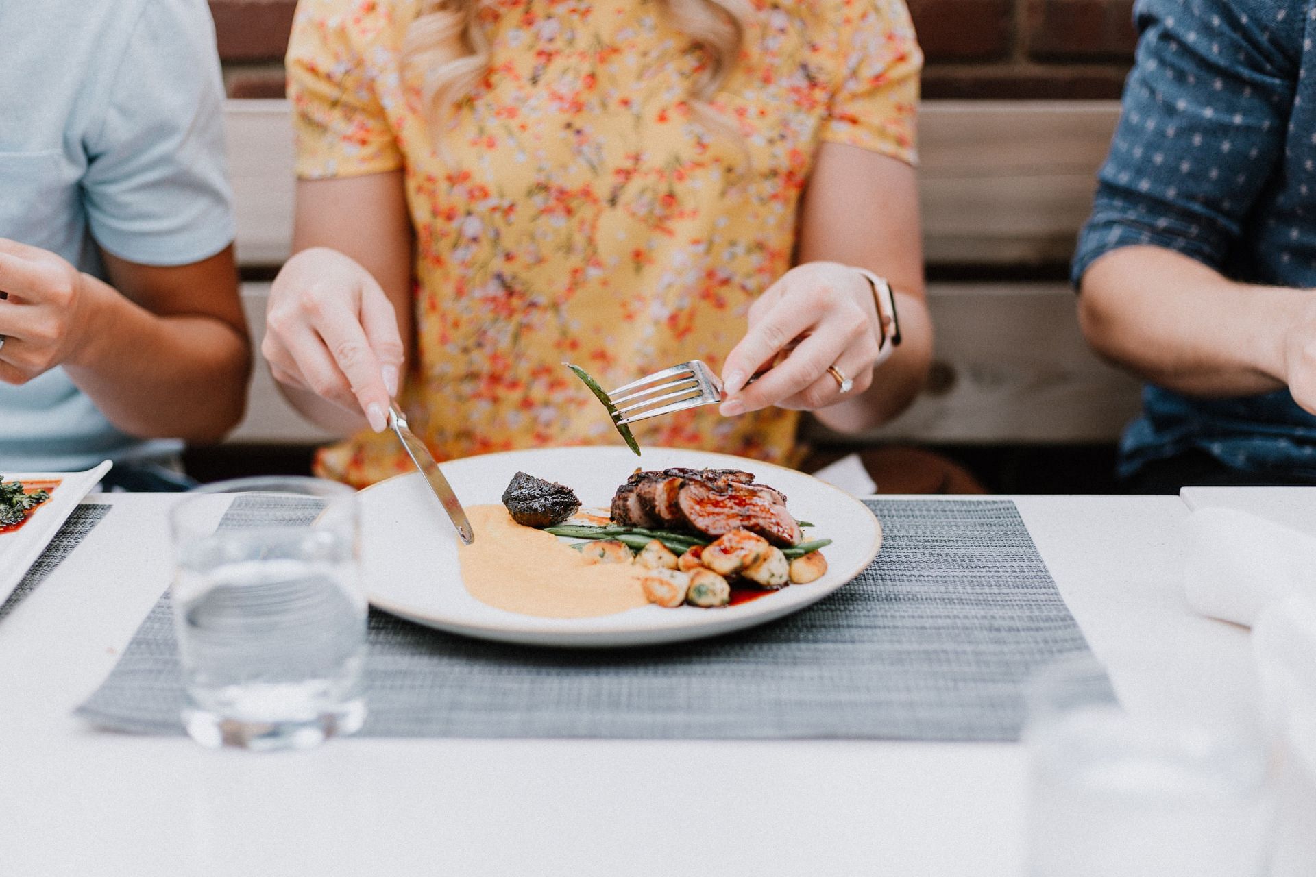 Understanding food and its appropriate portion (Image via unsplash/ priscilla du preez)